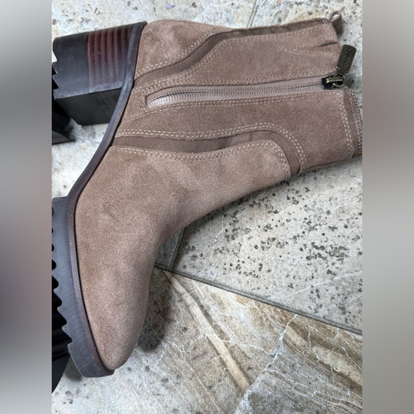 Blondo Waterproof Suede Ankle Boots Taupe Brown Lug Sole Block Heel Women’s 6M - Picture 1 of 17